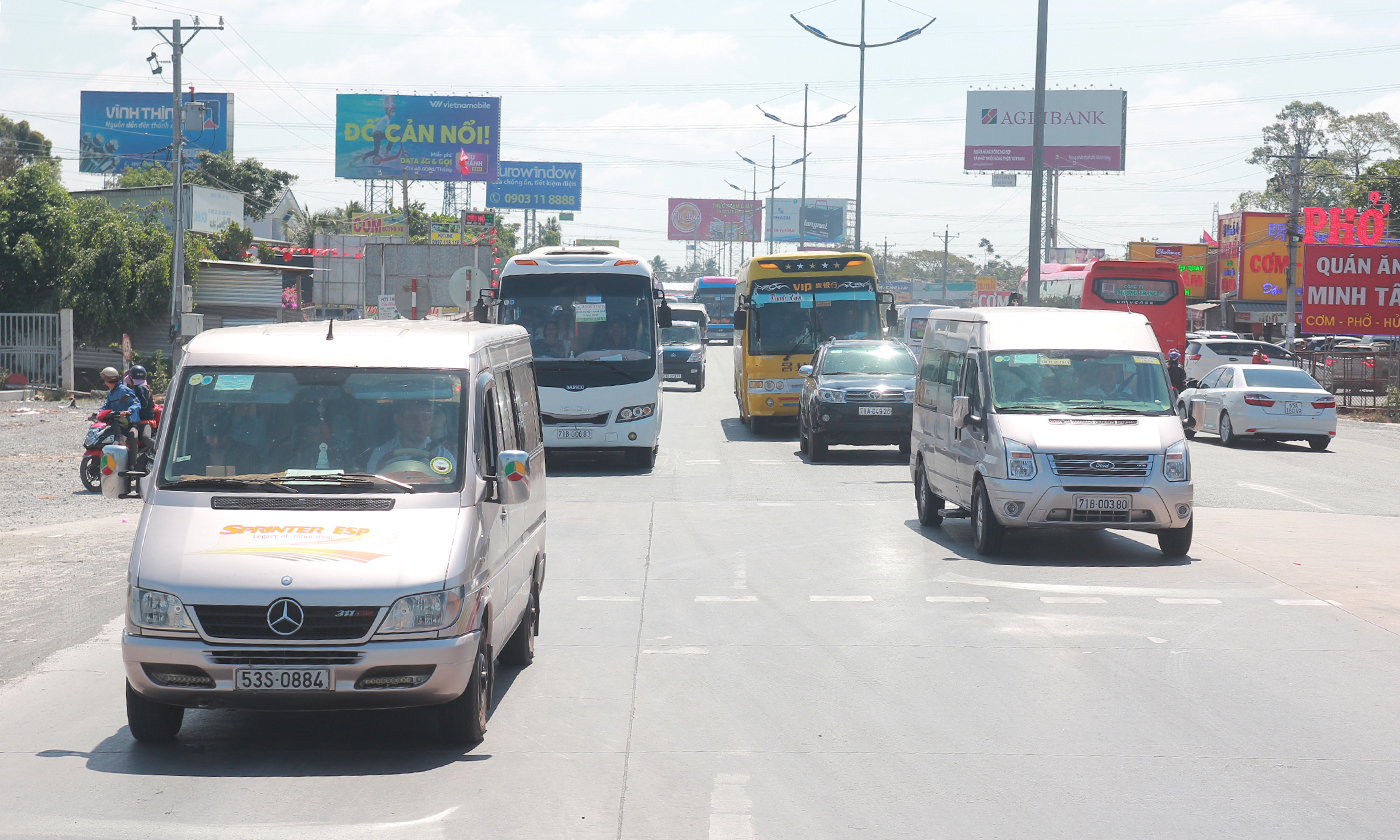 Mật độ xe qua Trạm thu phí Thân Cửu Nghĩa (huyện Châu Thành)khá đông.