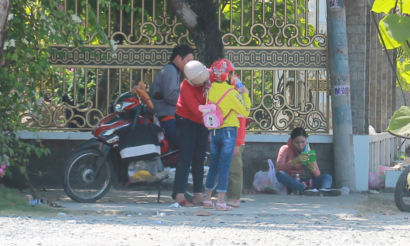 Nhiều gia đình có con nhỏ nên tranh thủ tìm bóng mát để nghỉ ngơi.