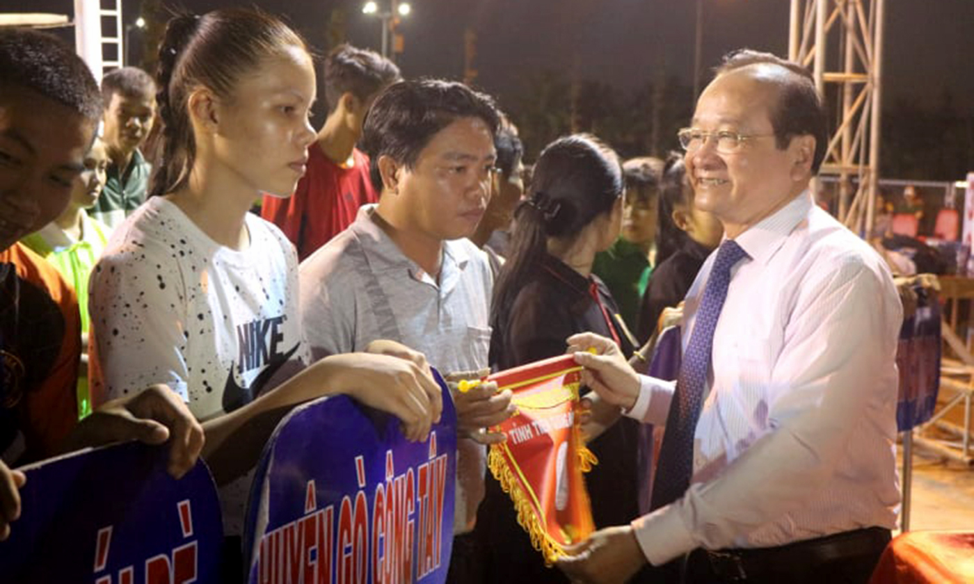 Phó Chủ tịch UBND tỉnh Trần Thanh Đức trao cờ lưu niệm cho các đơn vị tham gia.