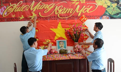 Bắt đầu sang “lối hăm” không khí Tết đã len lỏi khắp ngỏ ngách của quần đảo Trường Sa, cán bộ, chiến sĩ và nhân dân bắt đầu trang trí đơn vị, nhà cửa chuẩn bị đón Tết. Trong ảnh, Đội kỹ thuật, thị trấn Trường Sa trang trí bàn thờ Bác chuẩn bị đón năm mới.
