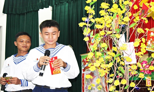 Nhằm giúp các chiến sĩ vơi đi nỗi nhớ gia đình, đêm giao đơn vị tổ chức đêm giao lưu văn nghệ thu hút nhiều ca sĩ “cây nhà lá vườn” là: cán bộ, chiến sĩ, nhân dân và các em thiếu nhi ở Trường sa. Trước thời khắc giao thừa, cán bộ, chiến sĩ còn được tham gia hái hoa dân chủ.