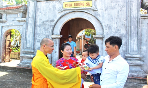 Đảo Trường Sa tổ chức lễ chào cờ đầu năm với sự tham gia của đầy đủ CB-CS và nhân dân Trường Sa. Nghi lễ diễn ra hết sức trang trọng, thiêng liêng đúng vào sáng mùng 1 Tết.