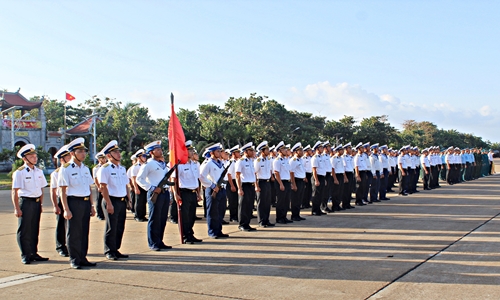 Sau nghi lễ chào cờ đầu năm, CB-CS và nhân dân Trường Sa đi thăm viếng, chúc Tết nhau và cùng nhau đi chùa cầu lộc đầu năm.