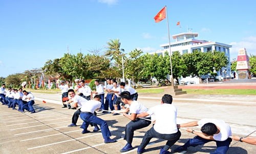 Ngày xuân các chiến sĩ được tham gia nhiều hoạt động vui chơi giải trí như kéo co, đá banh…giúp các chiến sĩ có được cái tết vui vẻ, sôi động và lành mạnh.