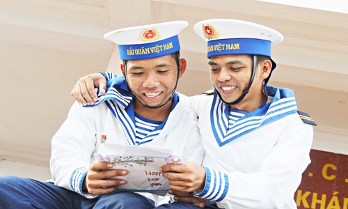 Chiến sĩ phấn khởi đọc thư xuân gửi từ đất liền giúp cái Tết nơi đảo xa của người lính thật ấm ấp, nghĩa tình.