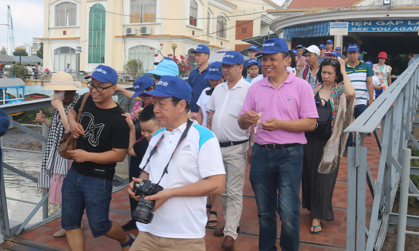 Bến tàu thủy du lịch Mỹ Tho nhộn nhịp khách.