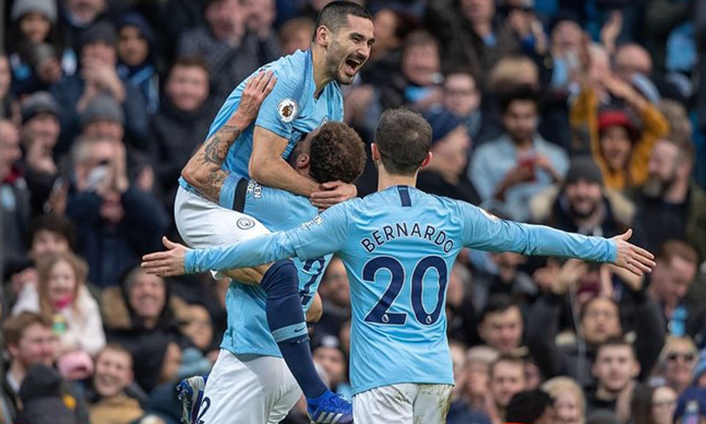 Manchester City giành ngôi đầu Premier League. 