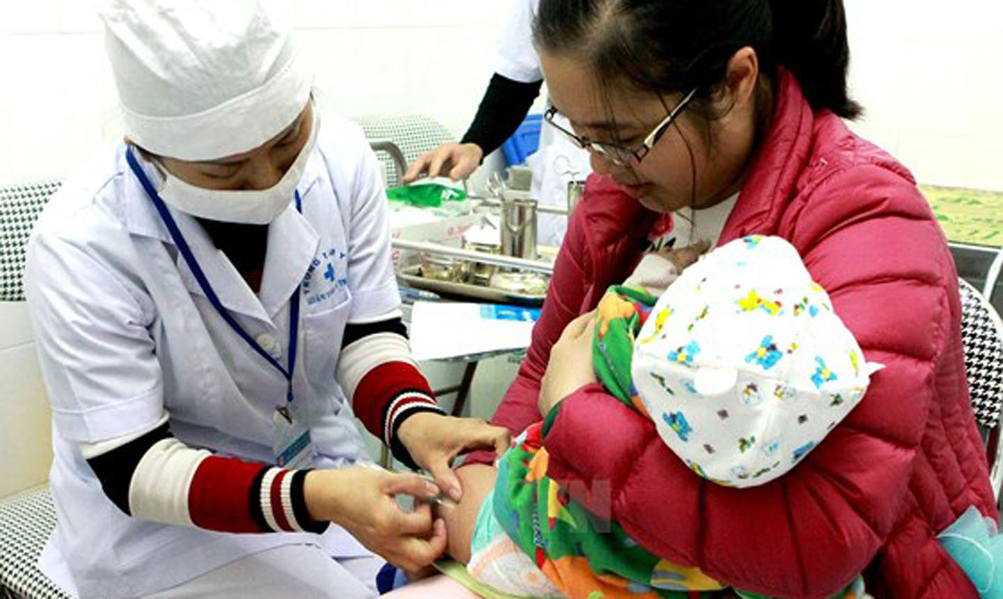  Các gia đình cần đưa trẻ nhỏ đi tiêm chủng vaccine đầy đủ để phòng ngừa dịch bệnh
