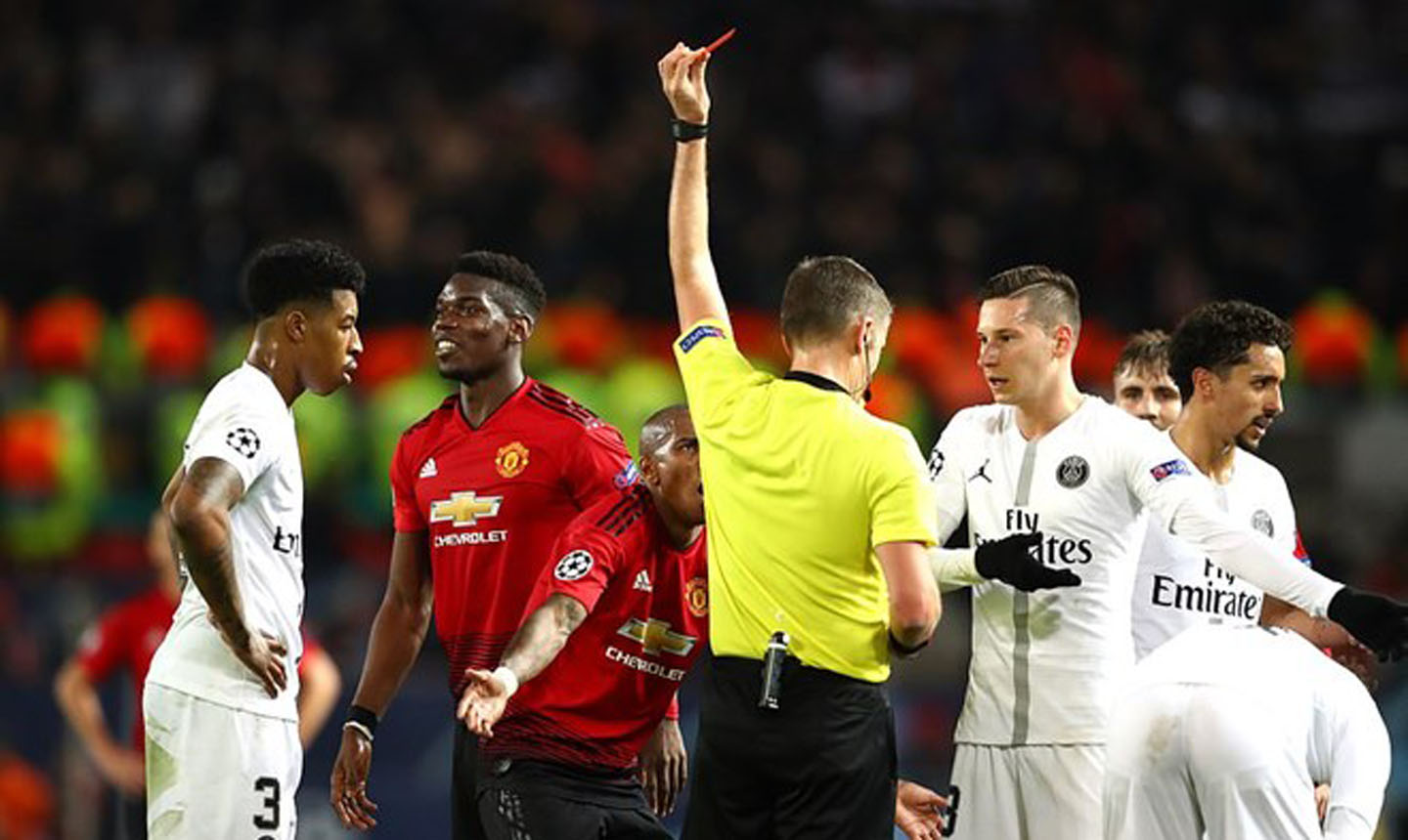 Pogba lĩnh thẻ đỏ ở cuối trận. Ảnh: GettyImages