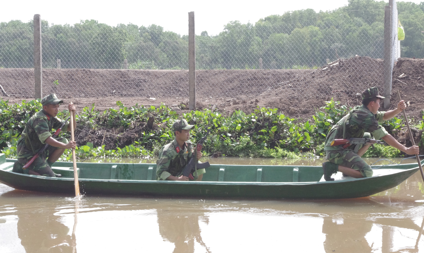 Huấn luyện bơi xuồng cho chiến sĩ Trung đoàn Bộ binh 924.  Ảnh: THANH LÂM