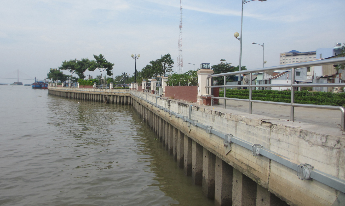 Một đoạn bờ kè sông Tiền đã đưa vào sử dụng (thuộc địa bàn  phường 4, TP. Mỹ Tho).