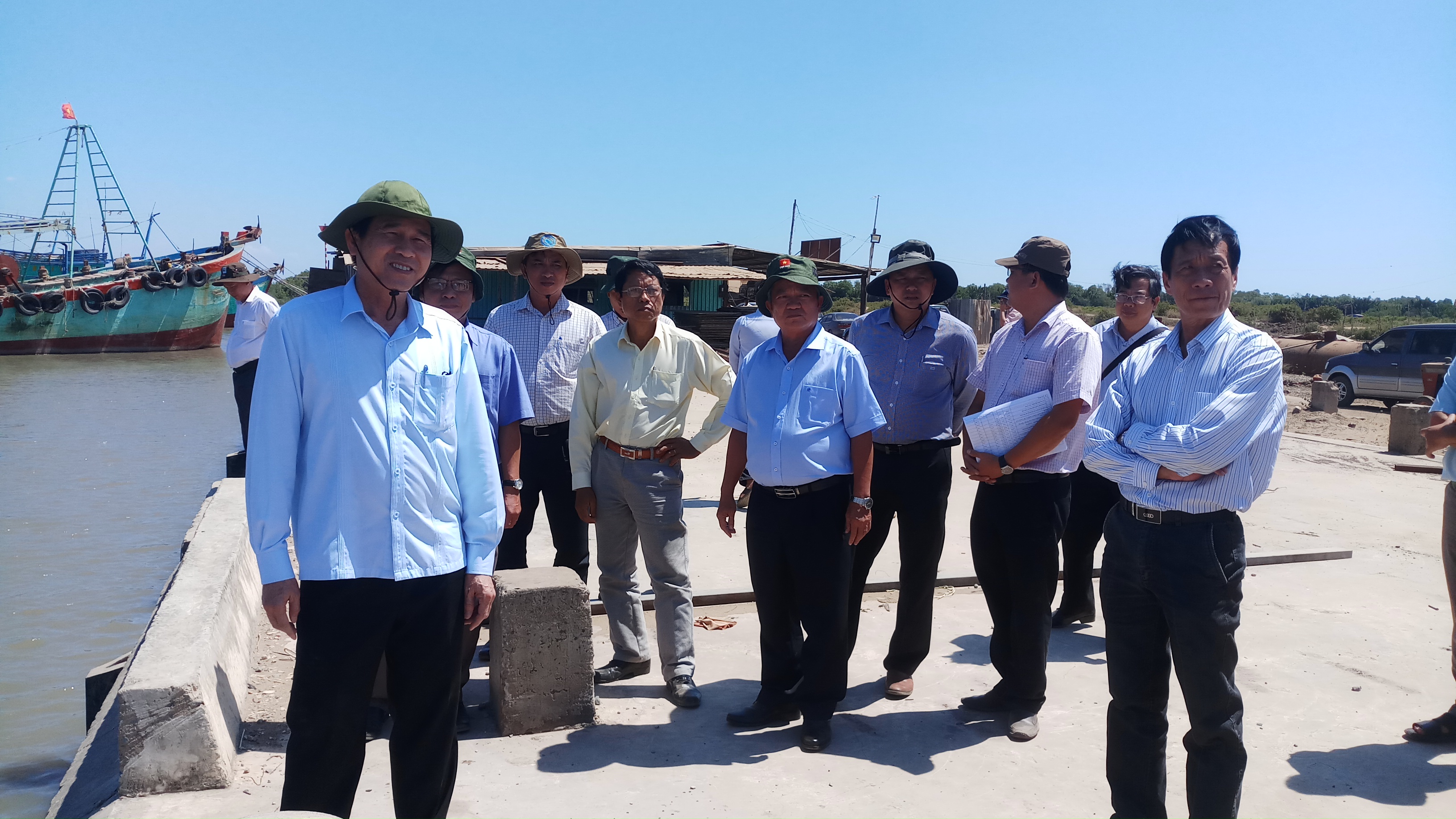 Đồng chí Lê Văn Hưởng (bìa trái) kiểm tra tại Đồng chí Lê Văn Hưởng (bìa trái) kiểm tra khu neo đậu, tránh trú bão cho tàu cá cửa sông Soài Rạp.
