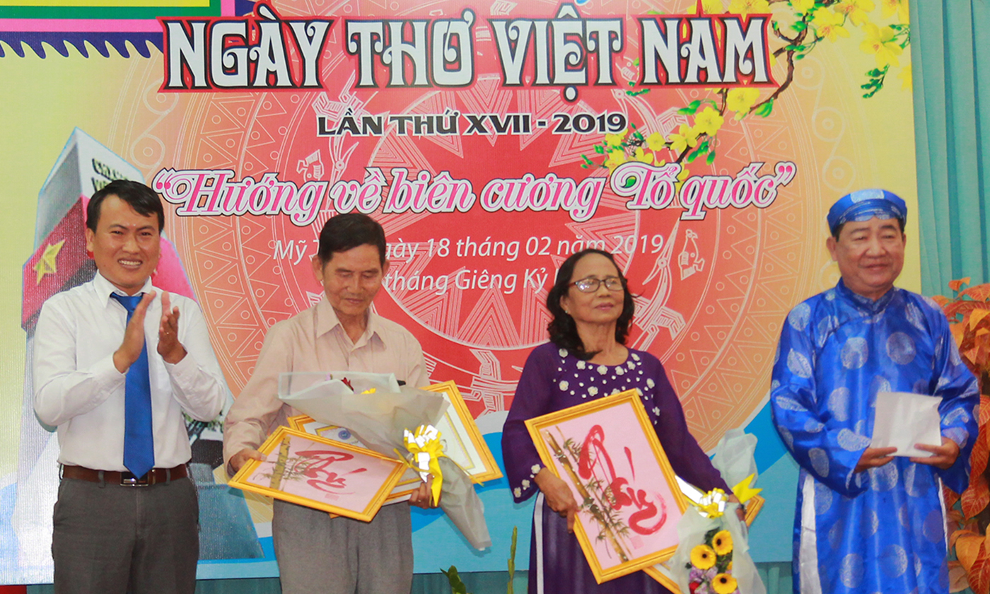 Hội VH-NT tỉnh Tiền Giang tôn vinh các nhà thơ đã có nhiều đóng góp phong trào thơ ca của tỉnh.