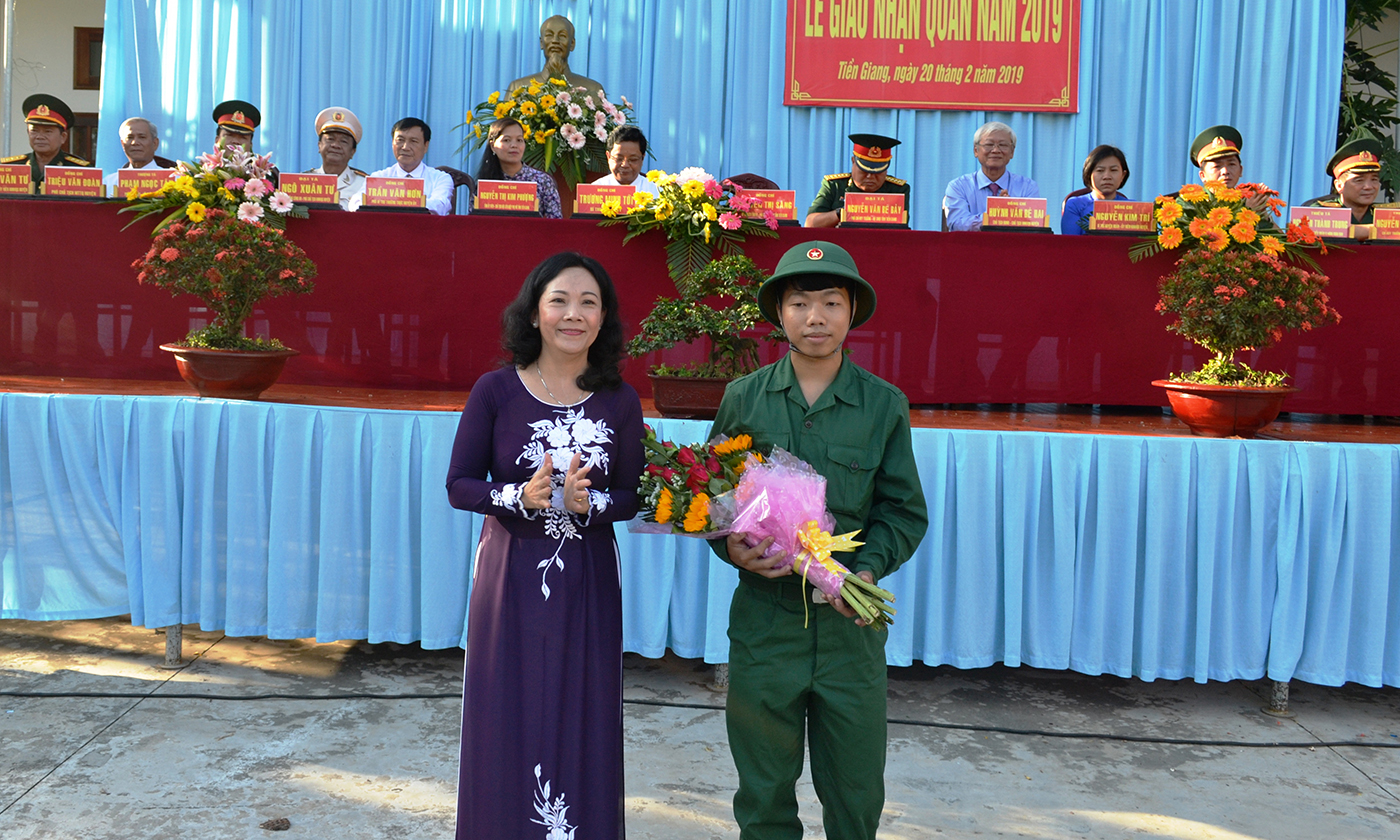 Ủy viên Ban Thường vụ, Phó Chủ tịch HĐND tỉnh Nguyễn Thị Sáng tặng hoa cho tân binh