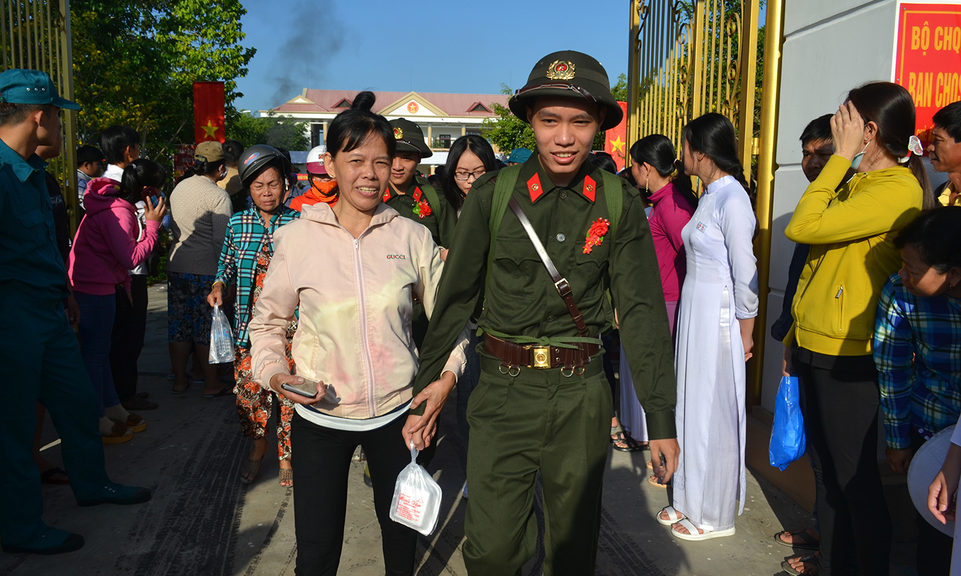 Thân nhân tiễn các tân binh lên đường nhập ngũ