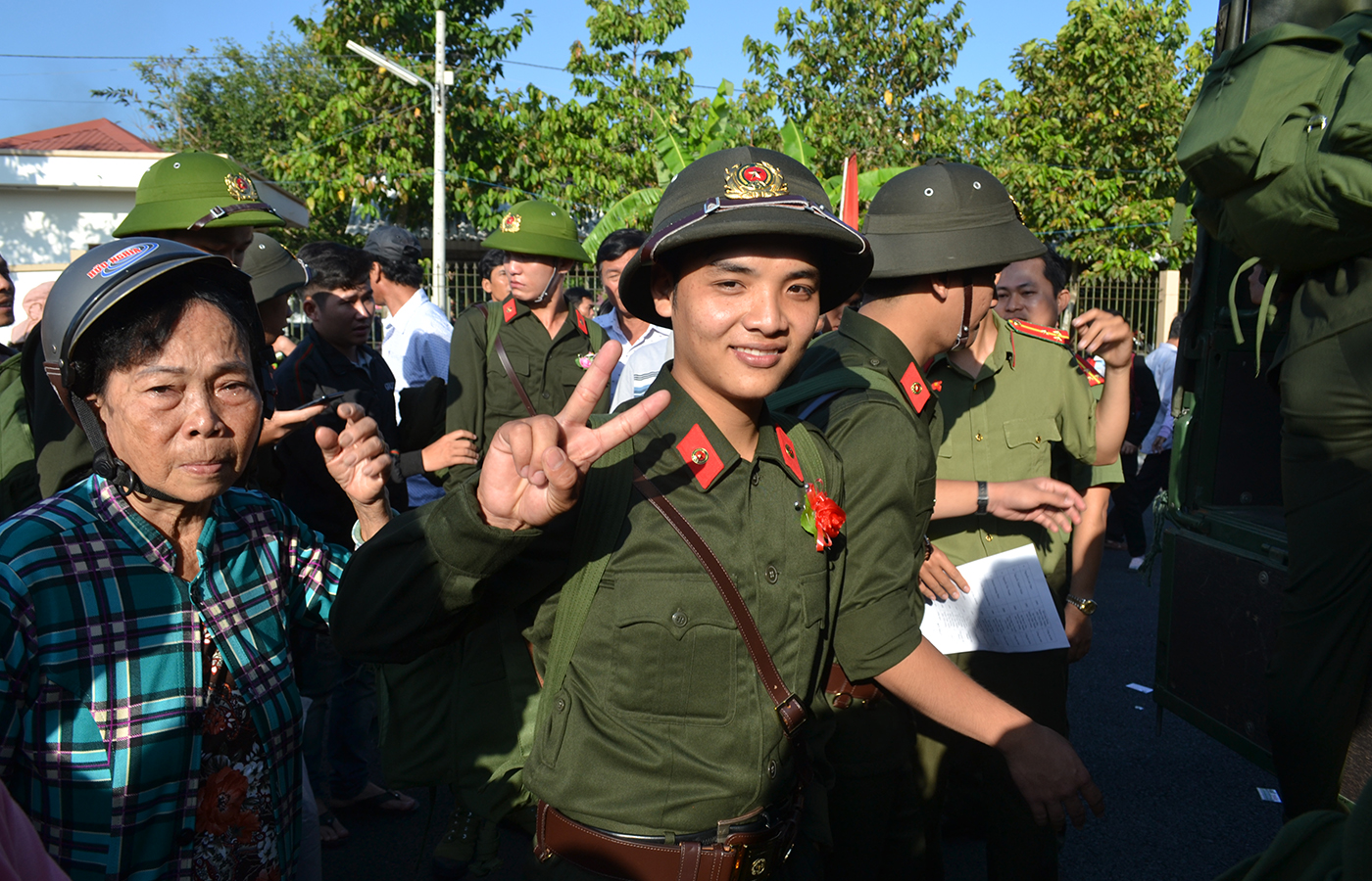 Tân binh hăng hái lên đường nhận nhiệm vụ mới
