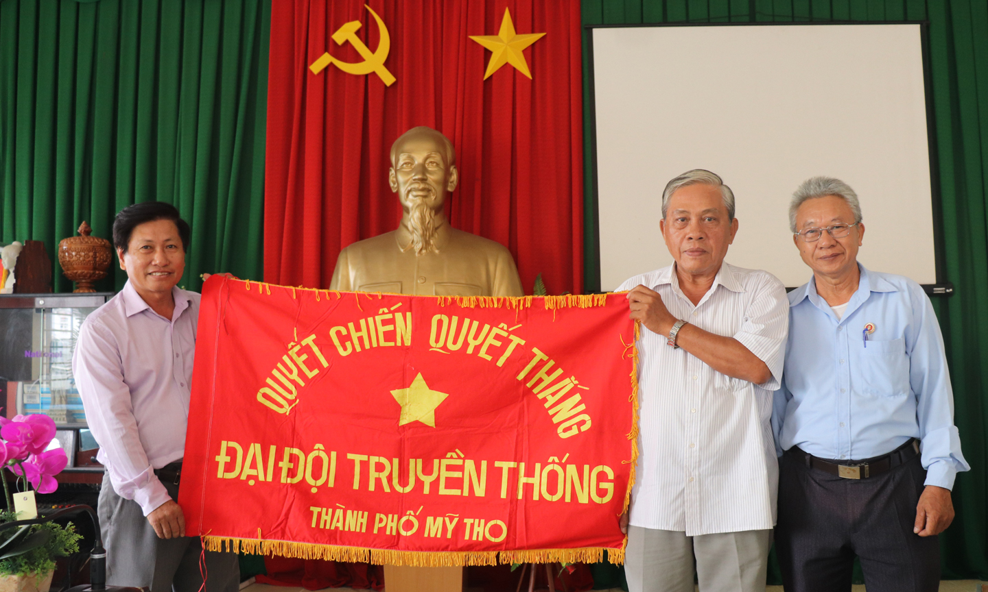 Từ trái sang, các cựu chiến binh Tiểu đoàn Ấp Bắc 2: Trần Thanh Hùng, Lê Rô và Phạm Trung Vinh.