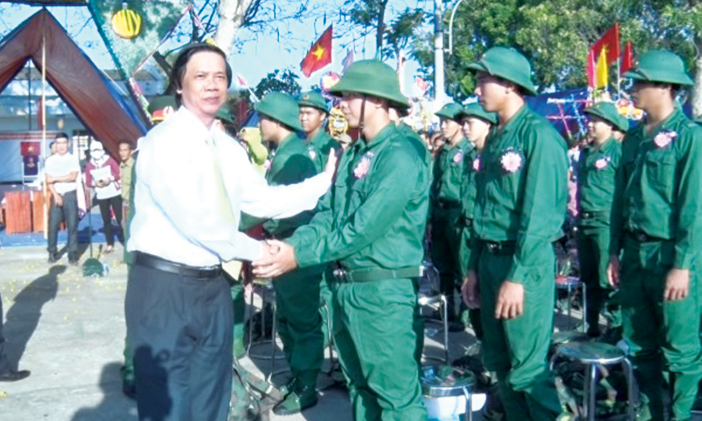 Đồng chí Nguyễn Văn Danh, Ủy viên BCH Trung ương Đảng, Bí thư Tỉnh ủy, Chủ tịch HĐND tỉnh dặn dò, tiễn đưa thanh niên huyện Gò Công Đông lên đường nhập ngũ.              Ảnh: HOÀNG MINH 