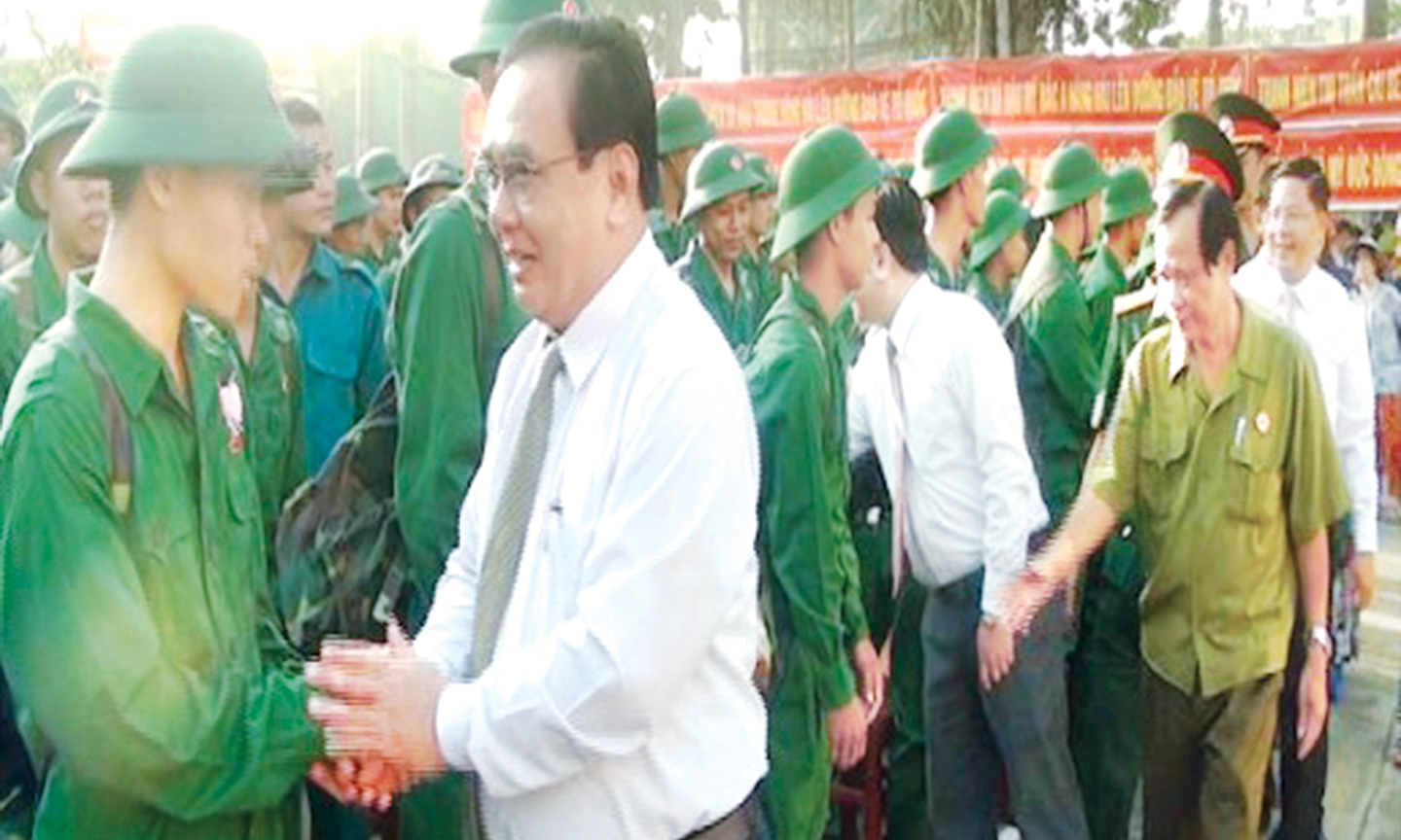 Đồng chí Võ Văn Bình, Phó Bí thư Thường trực Tỉnh ủy, Trưởng Đoàn đại biểu Quốc hội tỉnh bắt tay tiễn đưa thanh niên huyện Cái Bè lên đường nhập ngũ.                                                       Ảnh: CHIÊU NAM