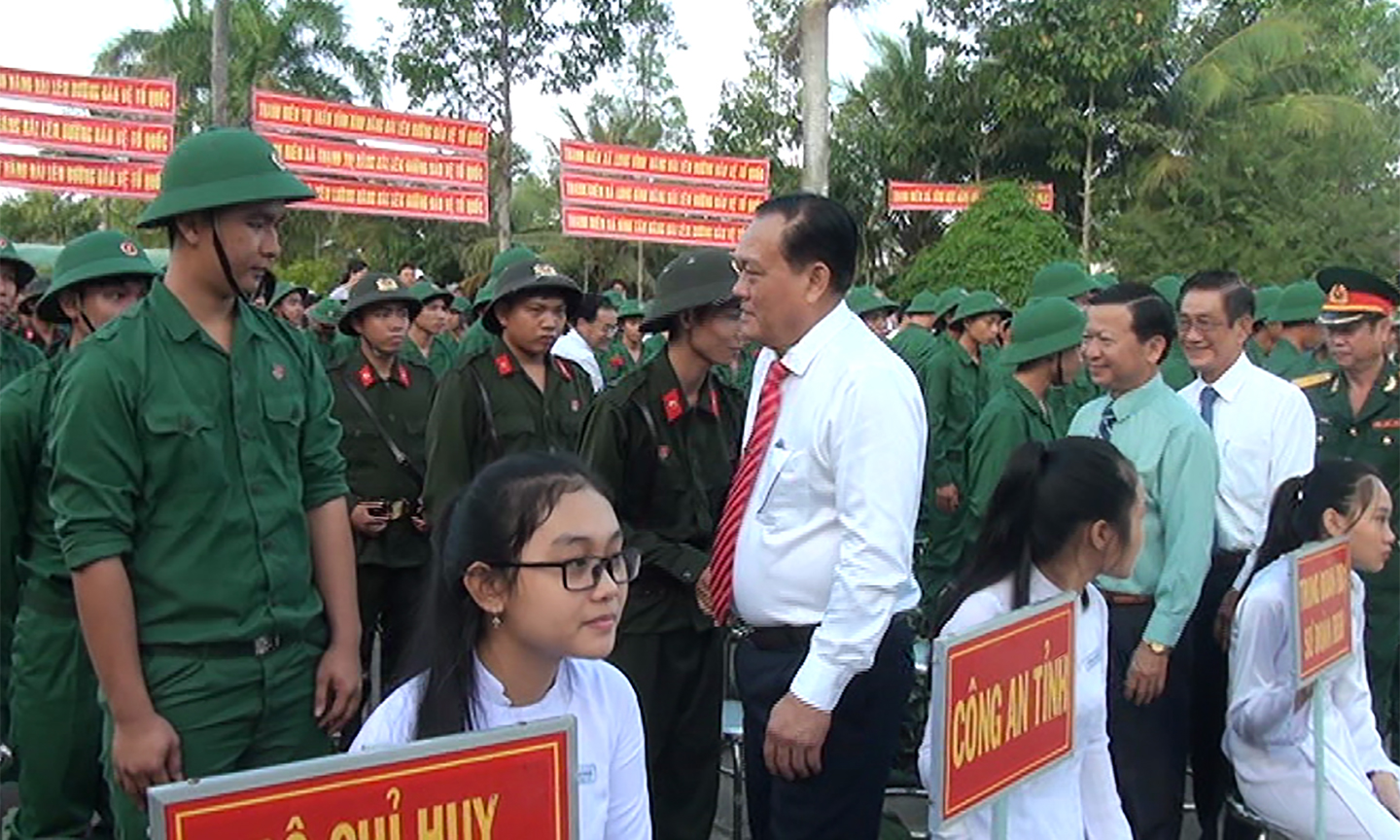Đồng chí Lê Văn Nghĩa, Ủy viên Ban Thường vụ Tỉnh ủy, Phó Chủ tịch UBND tỉnh  động viên thanh niên huyện Gò Công Tây lên đường nhập ngũ. Ảnh: KIỀU TƯỚC NGUYÊN