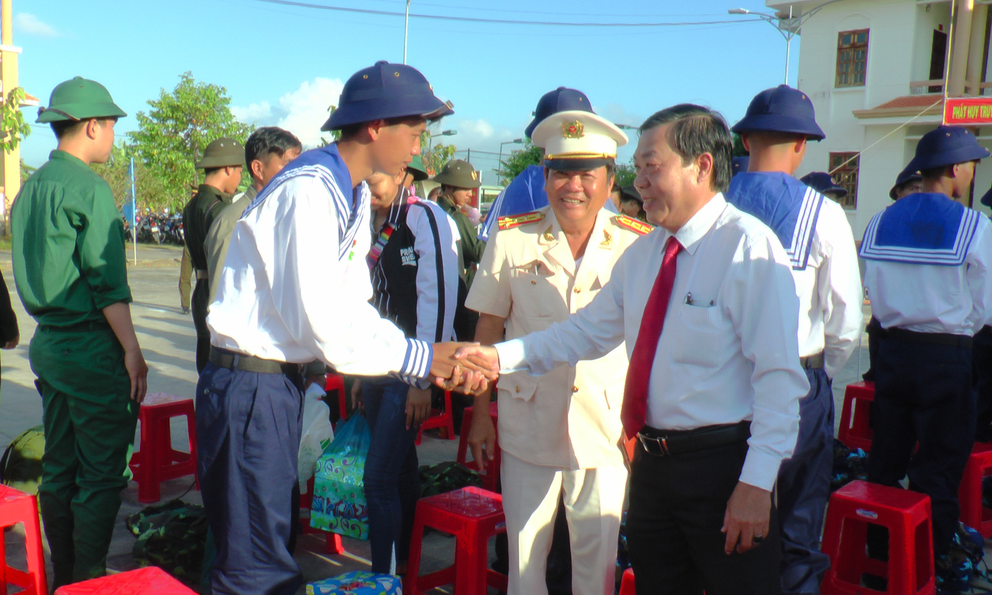 Đồng chí Nguyễn Ngọc Trầm, Ủy viên Ban Thường vụ, Chủ nhiệm Ủy ban  Kiểm tra Tỉnh ủy bắt tay, động viên thanh niên huyện Tân Phú Đông lên đường nhập ngũ.                                                                                                                   Ảnh: NGỌC THƠ 