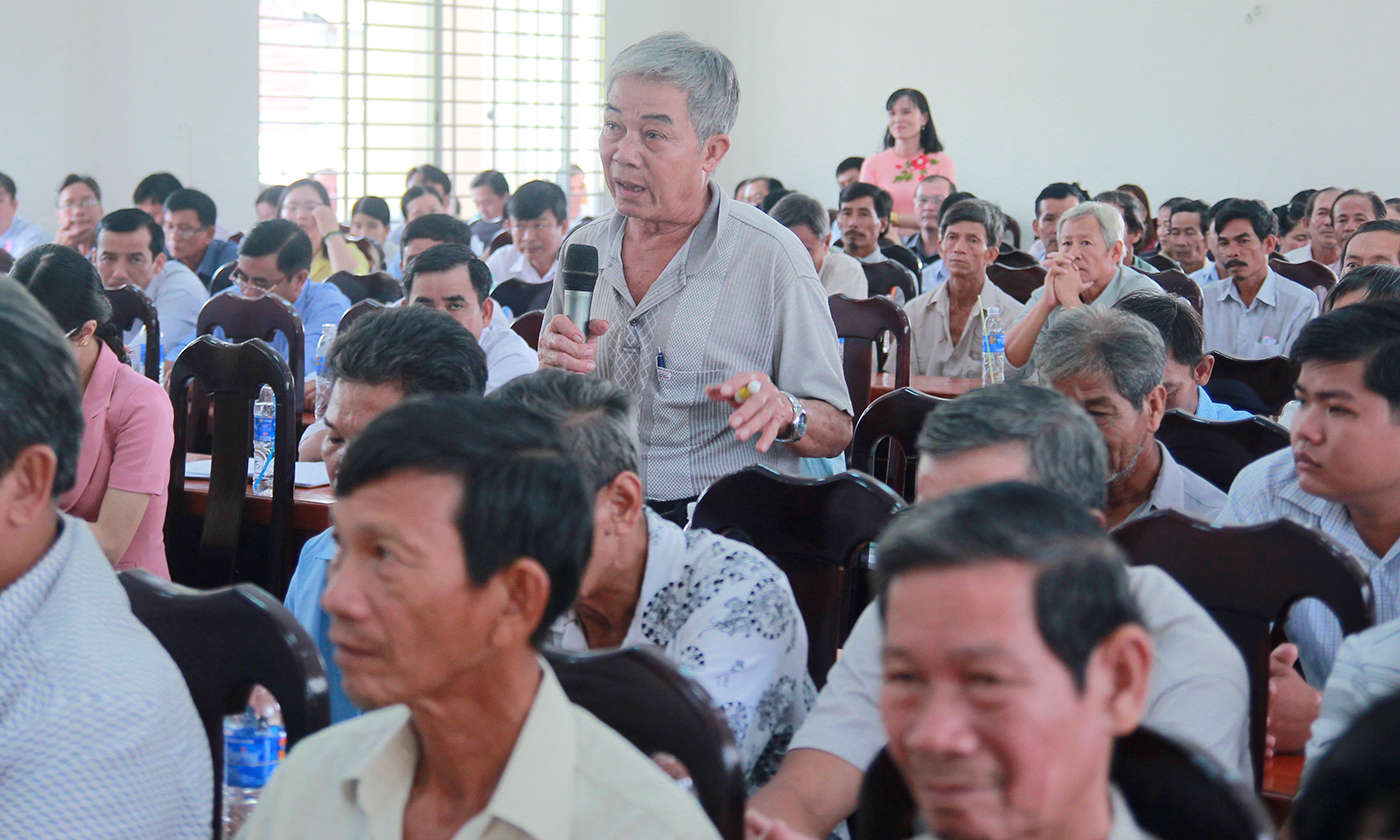 Người dân tham gia phát biểu ý kiến.