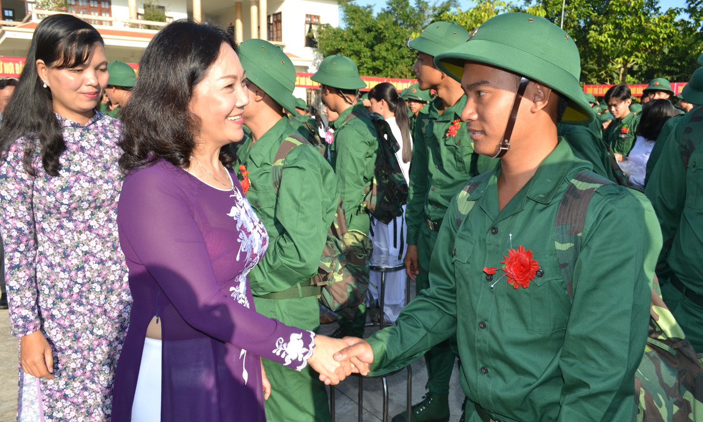 Đồng chí Nguyễn Thị Sáng tiễn và chúc sức khỏe các tân binh huyện Châu Thành. 