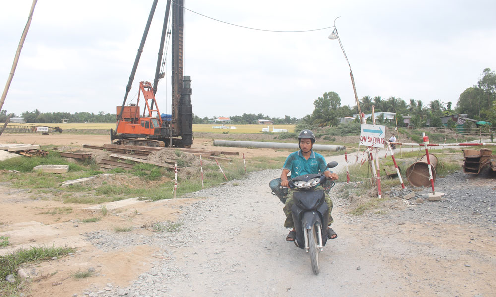 Đường cao tốc thi công dở dang.