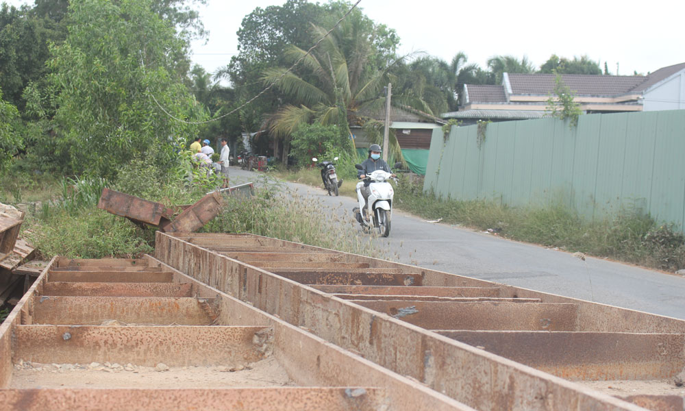 Vật liệu nằm phơi nắng, phơi sương.