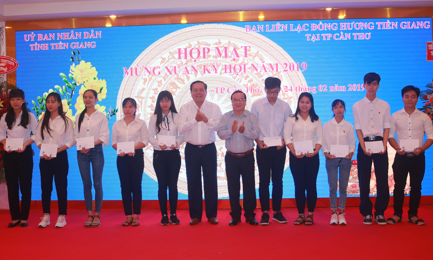 Đồng chí Lê Văn Nghĩa và đồng chí Phạm Anh Tuấn trao học bổng của Ban Liên lạc  cho các sinh viên Tiền Giang đang học tập tại TP. Cần Thơ.