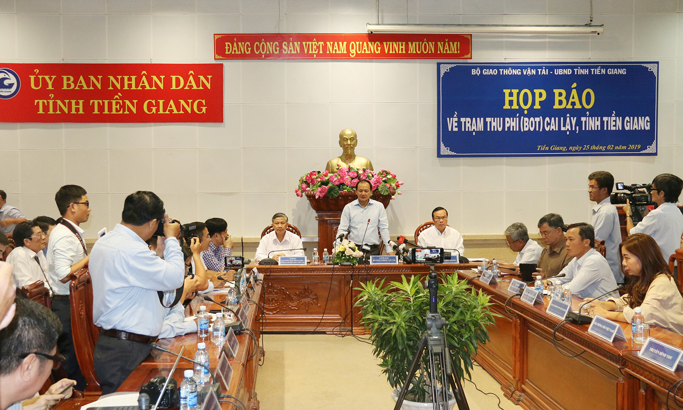 Cuộc họp báo. 