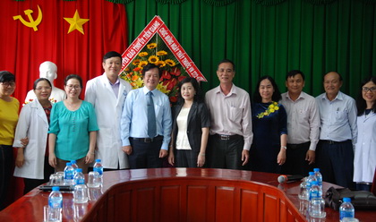 Trưởng Ban tuyên giáo Tỉnh ủy Châu Thị Mỹ Phương trao hoa chúc mừng tập thể thầy thuốc Bệnh viện ĐKTT tỉnh
