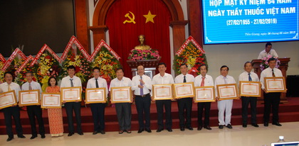 Phó Chủ tịch UBND tỉnh Trần Thanh Đức trao Bằng khen của Thủ tướng Chính phủ cho các cá nhân