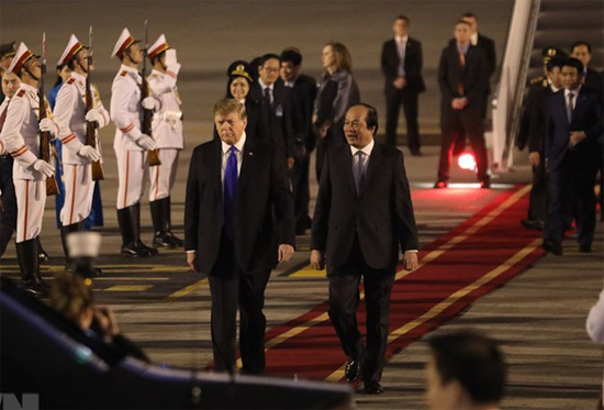 Bộ trưởng Chủ nhiệm Văn phòng Chính phủ Mai Tiến Dũng đón Tổng thống Mỹ Donald Trump tại sân bay Nội Bài. Ảnh: Vietnam+