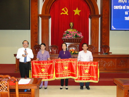 Phó Chủ tịch UBND tỉnh Trần Thanh Đức trao cờ thi đua xuất sắc năm 2018 cho 3 tập thể đạt thành tích xuất sắc trong công tác đảm bảo an toàn thực phẩm 2018