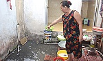 Cống thoát nước công cộng bị nghẹt, gây ngập nhà dân