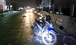Trèo qua dải phân cách, 1 người bị xe tông nhập viện