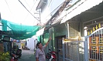 Lưới điện như mạng nhện sà xuống nhà dân