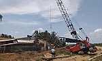 Xe cần cẩu ngã đè nhà dân