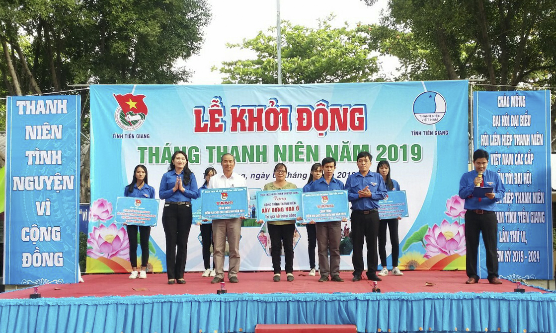 trao bảng tượng trưng tặng nhà nhân ái cho đoàn viên, thanh niên có hoàn cảnh khó khăn về nhà ở và 2 công trình “Điểm vui chơi cho thiếu nhi” cho xã Yên Luông, huyện Gò Công Tây và xã Long Định, huyện Châu Thành.