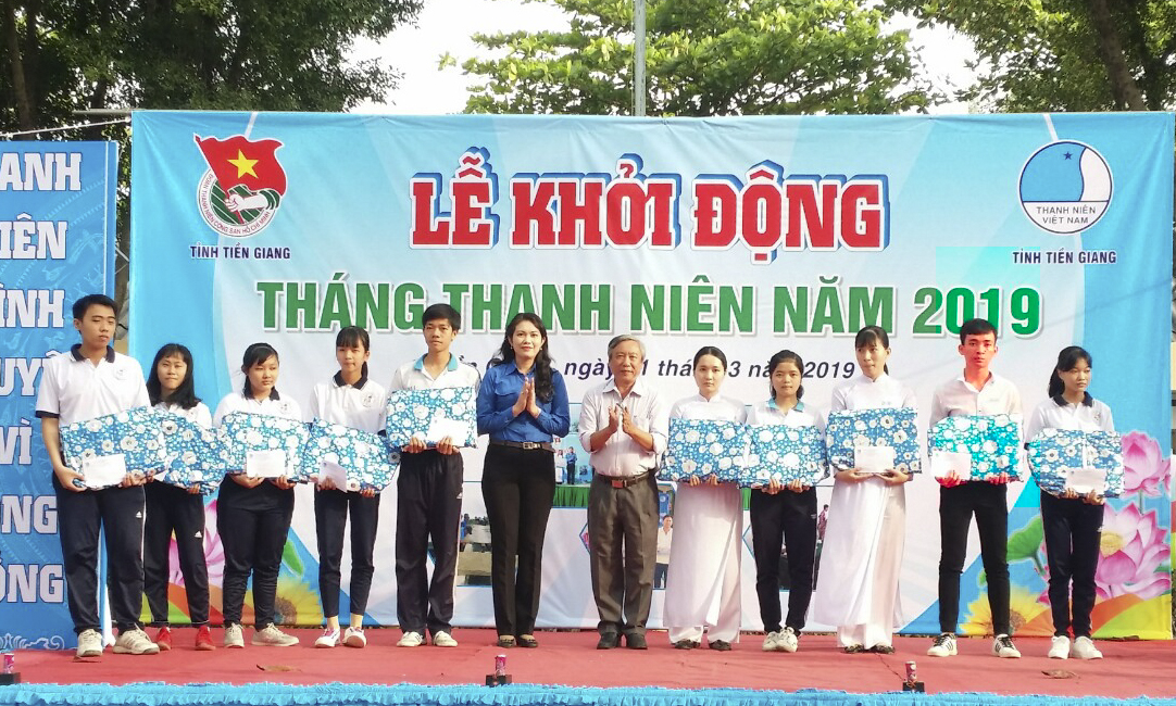 trao tặng 10 suất học bổng Thắp sáng ước mơ cho 10 em đội viên, học sinh có hoàn cảnh khó khăn