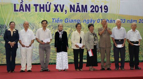 Nguyên Phó Thủ tướng Trương Vĩnh Trọng trao quà cho các nhà giáo từng công tác trong thời kỳ kháng chiến. 