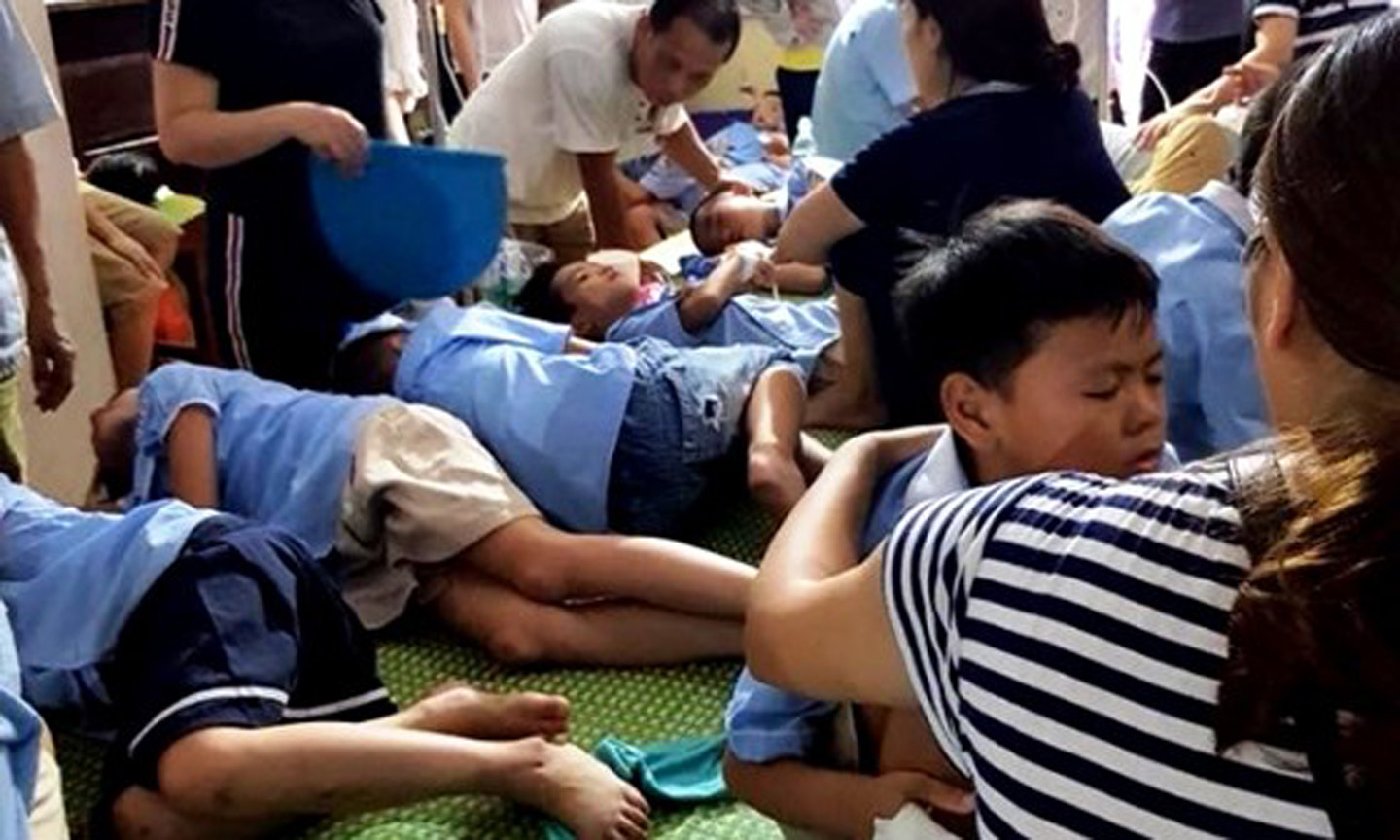 Một vụ ngộ độc tập thể làm nhiều học sinh phải nhập viện cấp cứu