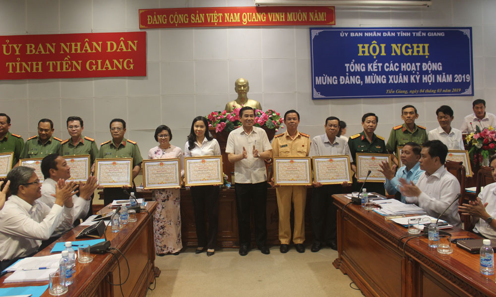 Chủ tịch UBND tỉnh Lê Văn Hưởng trao Bằng khen cho các tập thể.