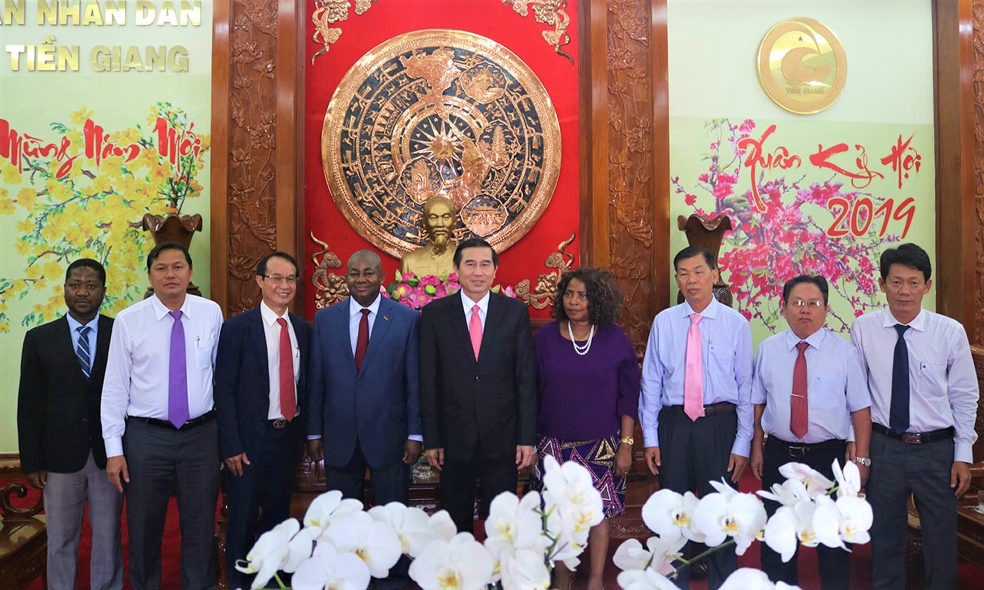 Đoàn công tác của ngài Đại sứ chụp ảnh lưu niệm cùng lãnh đạo UBND tỉnh và các sở, ngành tỉnh.