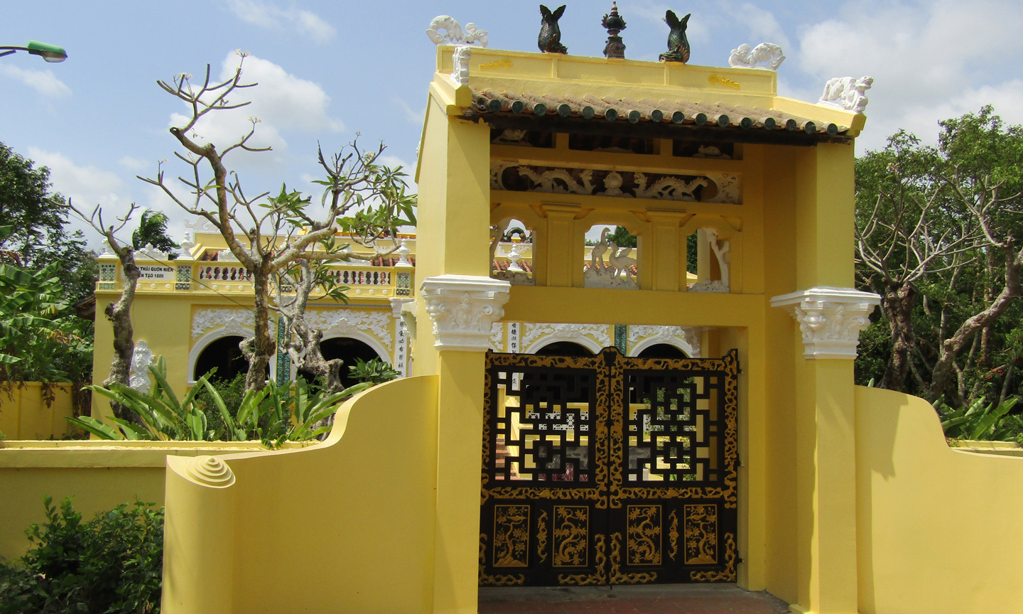  Bên ngoài lăng mộ.
