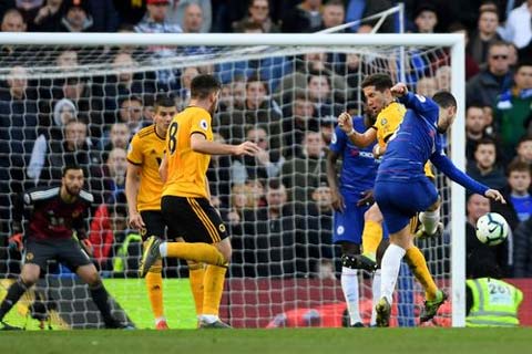 Hazard sắm vai người hùng. Ảnh bongdaplus