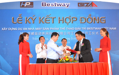 Ký kết hợp đồng giữa nhà thầu và chủ đầu tư.