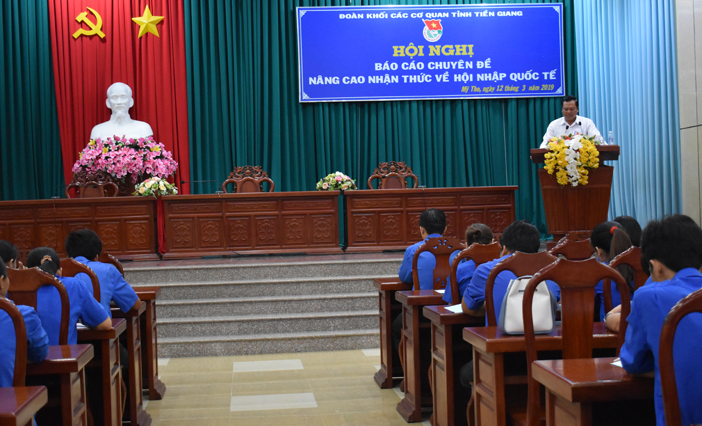 đồng chí Võ Văn Dũng báo cáo chuyên đề nâng cao nhận thức hội nhập quốc tế