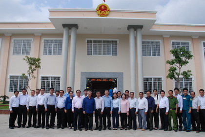 Thường trực Ban Bí thư Trần Quốc Vượng cùng đoàn công tác trung ương chụp ảnh lưu niệm với địa phương